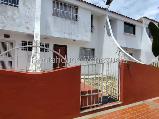 Espacioso Townhouse Familiar En La Codiciada Urbanización Costa Azul. Jmpf