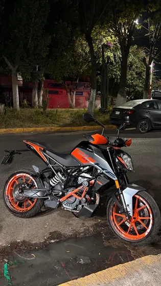 Moto Modelo Ktm  Duke 200 Abs ,año 2023, Color Gris Motor 4t