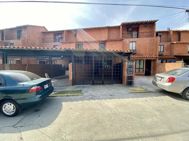Se Vende Casa 275m2,3h/3b/1p. Guatire.