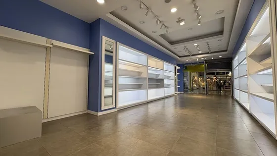 Alquiler Local Comercial-oficina En Plaza Central En Primer (1er.) Nivel