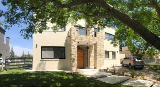 Casa En Venta - 4 Dormitorios 4 Baños 4 Cochera - 260mts2 - El Cantón, Escobar