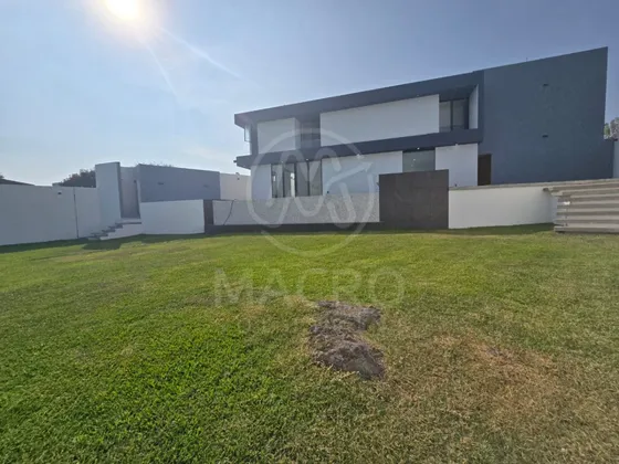 Casa En Venta En Fracc. Real De Oaxtepec Con Amplio Jardín Con Alberca Y Jardín Interior