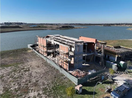 Casa En Venta Y Alquiler Al Lago En Barrio Puentes, Nordelta, Tigre