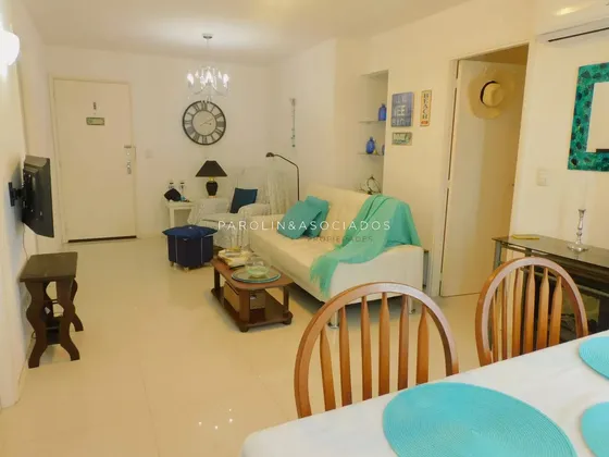 Apartamento En Venta De 2 Dormitorios En Torre Ibiza, Punta Del Este.