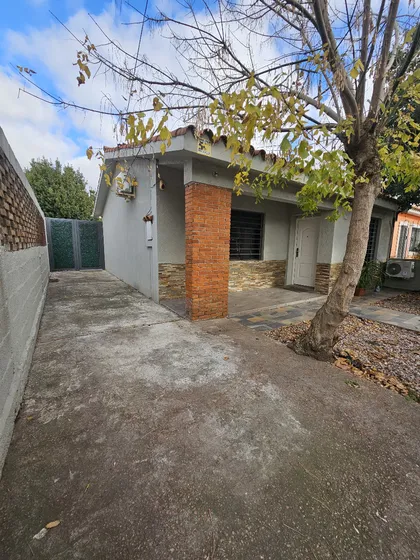 Alquiler Hermosa Casa 2 Dormitorios Próximo A General Flores Y Propios José Batlle Y Ordóñez Perez Castellanos 