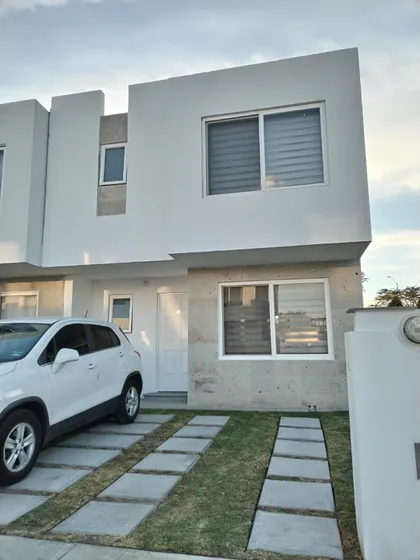 Haz De Esta Casa Tu Nuevo Hogar. Ubicada En Una Privada Con Vigilancia 24/7, Esta Propiedad Combina Funcionalidad, Amplitud Y Excelente Ubicación.