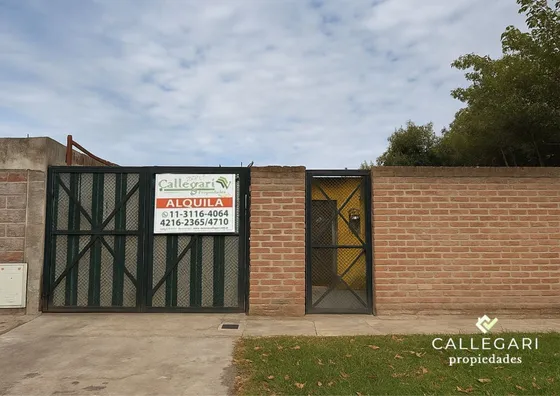 Casa En Alquiler De 3 Ambientes Con Parque En Ranelagh, Berazategui