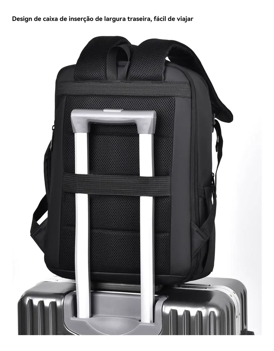 Parte traseira da mochila com alça para acoplar em malas de viagem