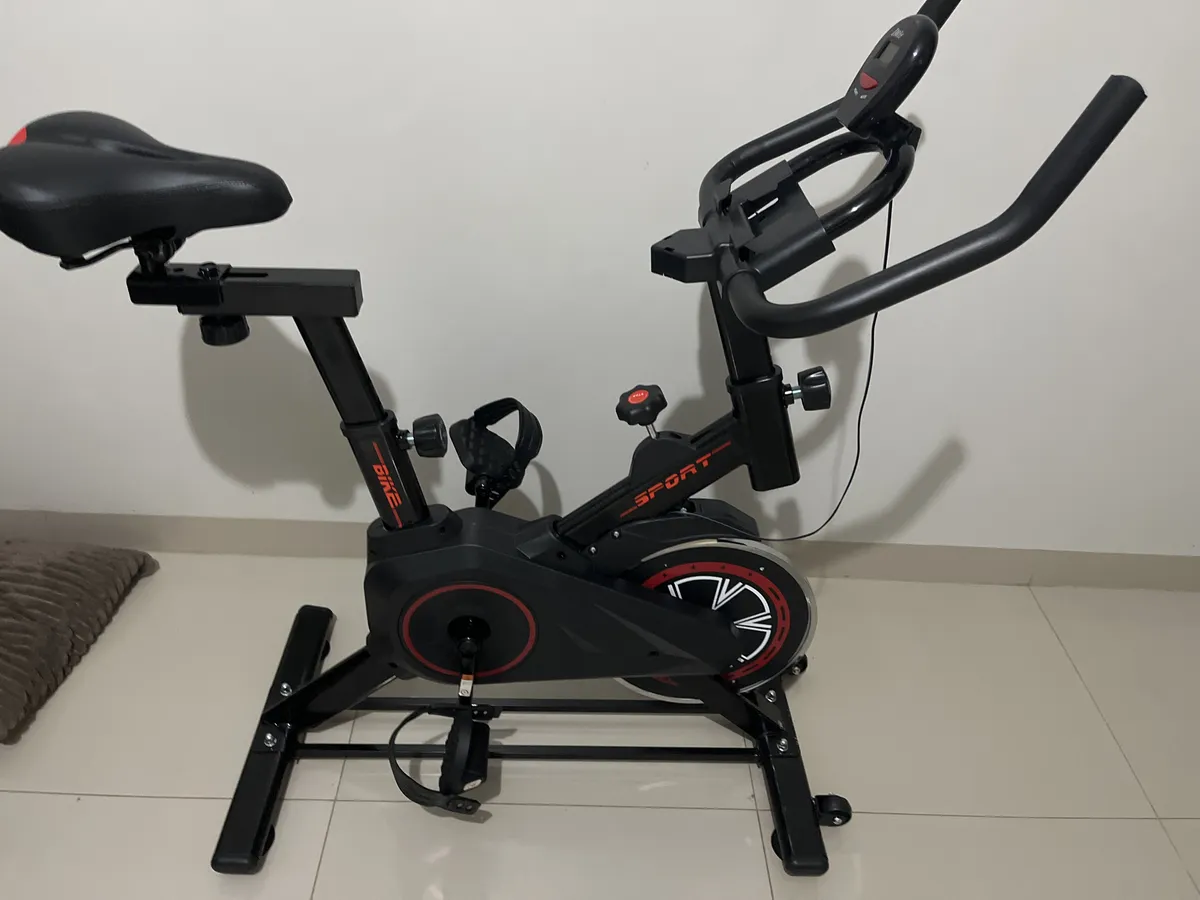 Bicicleta Ergométrica Bike Academia Spinning X11 cor preto e vermelho