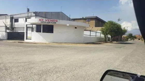 Vendo Hermoso Galpon En Los Arales En San Diego En Conjunto Cerrado. Un Inmueble, Tipo Galpon Emplazado En Un Área Aproximada De Terreno De 1335 M2 Y Un Área De Construcción De 891 M2. An