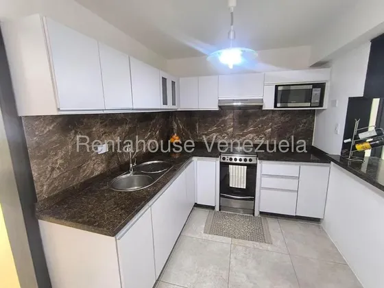 Bello Apartamento Totalmente Iluminado Y Fresco, Estilo Minimalista Y Acogedor. Con Una Ubicación Inmejorable. Se Distribuye En 3 Habitaciones Con Closet, 2 Banos Actualizados,