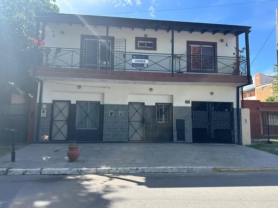Casa En Venta Con Ph En Planta Alta Y 2 Locales Al Frente