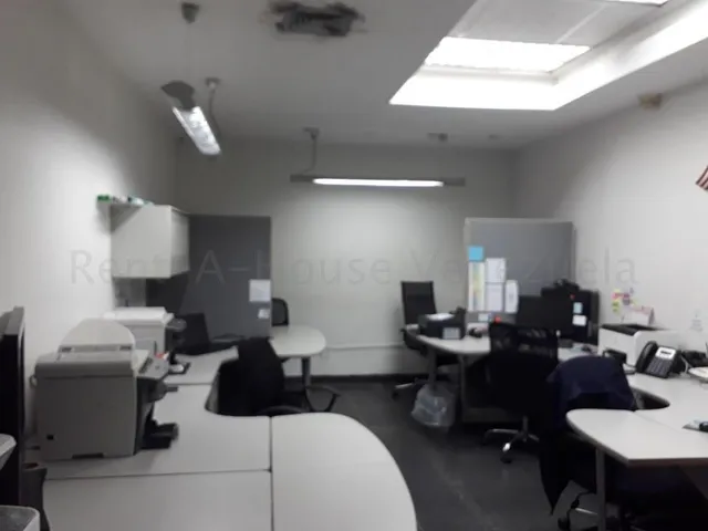 Agp Local Comercial En Venta En El Rosal, Actualmente Usado Como Oficina, Fácil Acceso 23-26935 Ys