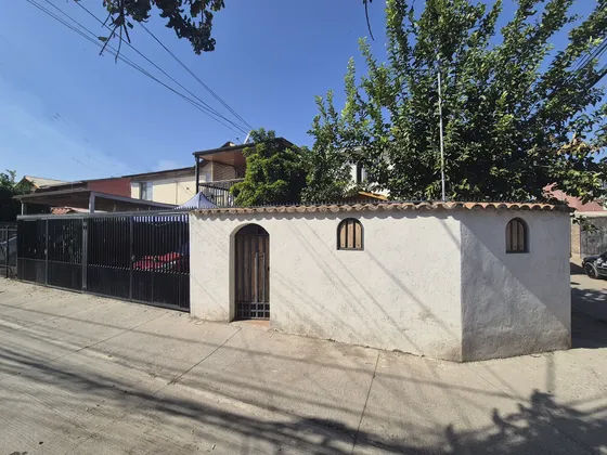 Casa Con 3 Dormitorios, Estacionamiento, Quincho