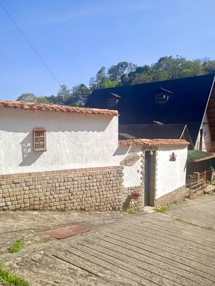 Excelente Casa De 2 Niveles 4 Hab 3 Baños 3 Puestos Amplia Terraza Con Vista Dé Montaña Tiene Un Manantial Fácil Acceso Al Transporte Publico Calle Ciega Y Cerrada Colegios Cerca Todo Al Día