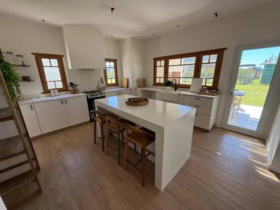 Casa A Estrenar En Venta En Barrio Riberas - Moderna Mediterranea Orientacion Norte