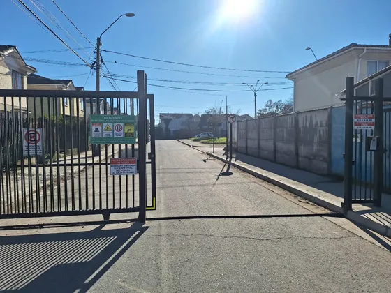 En Tranquilo Pasaje Cerrado Con Portón Automático
