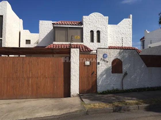 Amplia Y Cómoda Casa En Venta Las Vicuñas - Jardines Del Sur