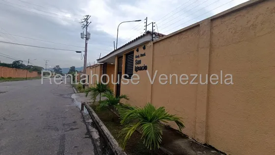 Townhouse En Venta Ubicado En Monteserino San Diego Carabobo Cod 25-8999 Eloisa Mejia