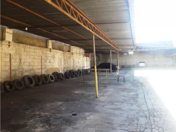 Venta De Galpón 705m2 A Pie De Calle Valencia, Av. Las Ferias.w6885453