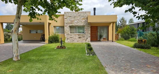 Hermosa Casa De 4 Amb En Alquiler En Country Haras Del Sur Ii 