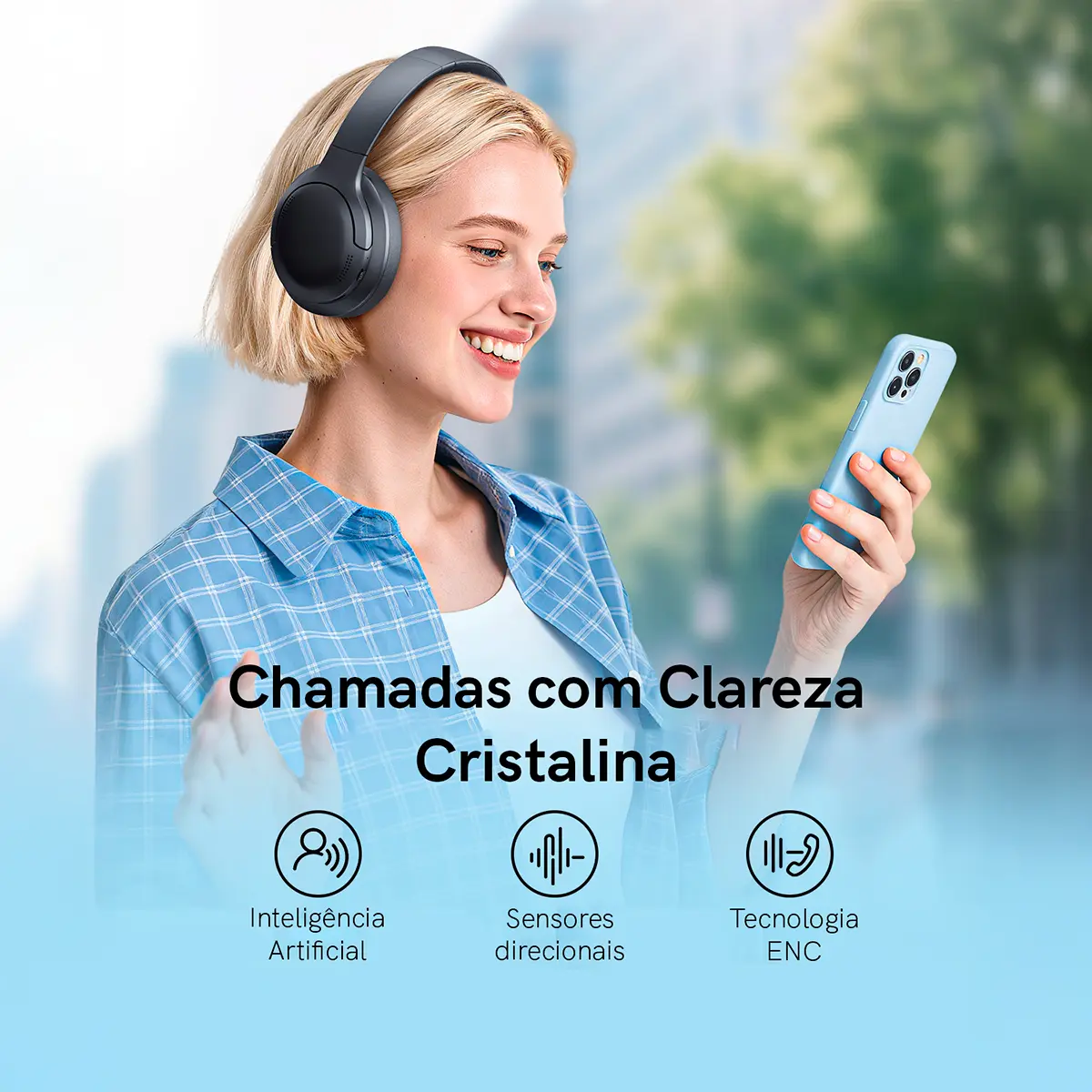 Mulher sorridente usando o headphone Baseus Bass BH1 Lite preto, segurando um smartphone azul, com texto 'Chamadas com Clareza Cristalina' e ícones de 'Inteligência Artificial', 'Sensores direcionais' e 'Tecnologia ENC'.
