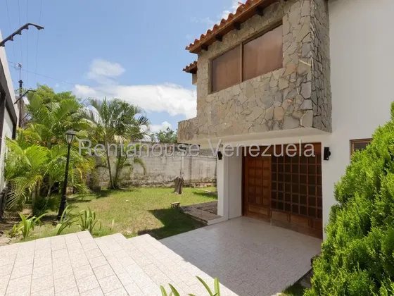 Dennymar, Vende Esta Hermosa Casa En Excelente Zona Del Este De Barquisimeto, En Optimas Condiciones, Amplia, Moderna, Y Segura, Con Todos Los Servicios Basicos! Contactame 26 2372.