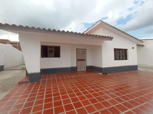 Casa En Venta En Valles De Camoruco Calle Cerrada 406mrs2.hg