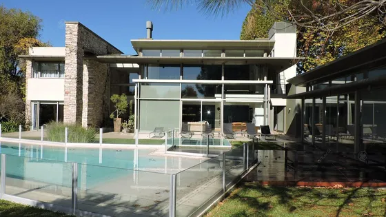 Casa En Venta De 3 Pisos Sobre Dos Lotes Con Fondo A Golf En Abril Club De Campo - Apto Credito