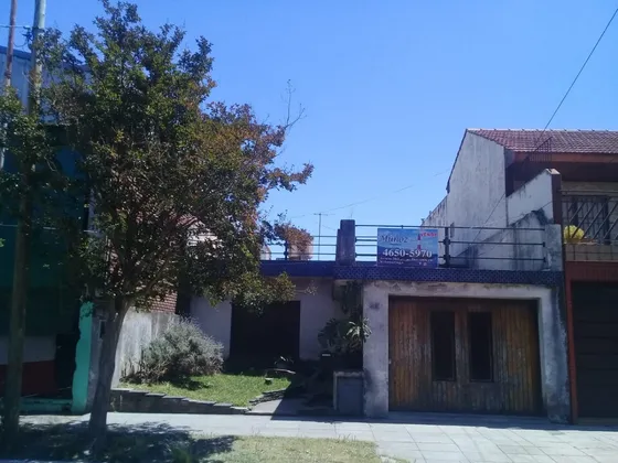 Casa 2 Amb Con Galpón De Aproximadamente 40 M². Únicamente Para Uso Comercial.