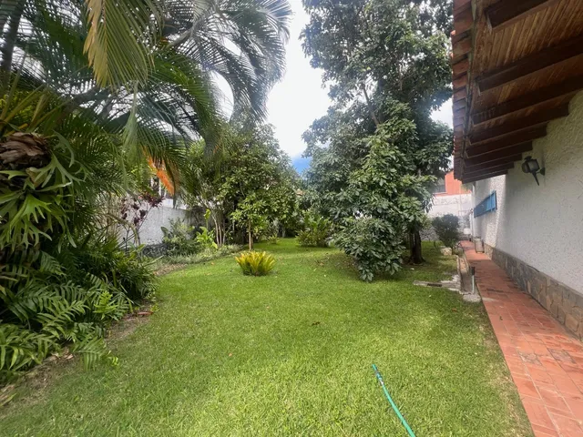 En Venta Casa En Prados Del Este En Calle Cerrada Y Vigilancia Privada.