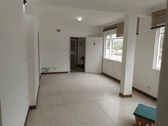 Alquiler De Apartamento Remodelado En Campo Claro | 2 Habitaciones + 1 Baño