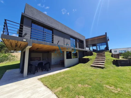 Moderna Casa En Costa Esmeralda Barrio Senderos Iv