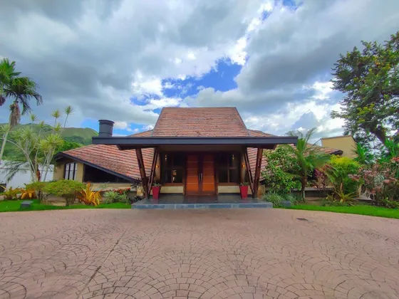 Hortiz Espectacular Casa De Lujo En Venta En El Solar,  Guataparo, Planta 100% Y Pozo De Agua, Piscina, Arquitectura Moderna, Pisos Y Techos De Madera. Mini Fincas El Solar,264435