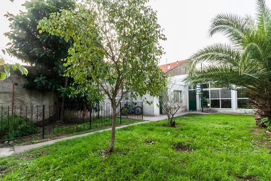 Casa En Banfield, Lomas De Zamora, 4 Ambientes, Terraza, Jardín,  Cochera, Quincho, Fondo