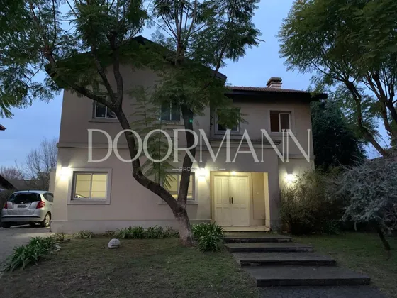 Casa En Venta 3 Dormitorios Barrio Santa Silvina
