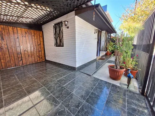 Hermosa Y Amplia  Casa En Venta De 3 Dorm. En Maipú. 