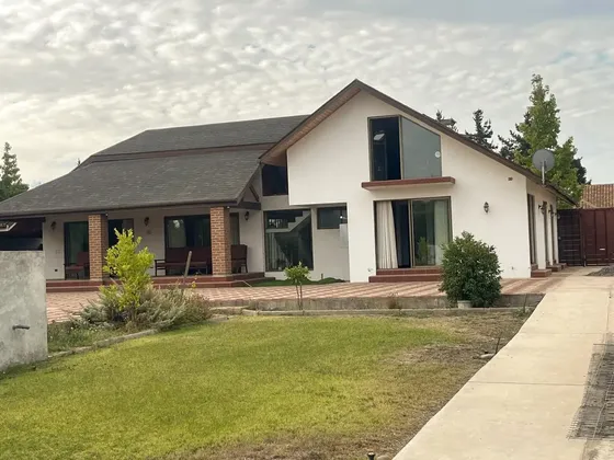 Céntrica Casa En El  Condominio Golf Los Lirios.