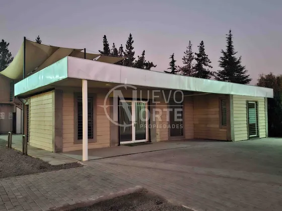 Local Con Excelente Exposición En Chicureo Oriente