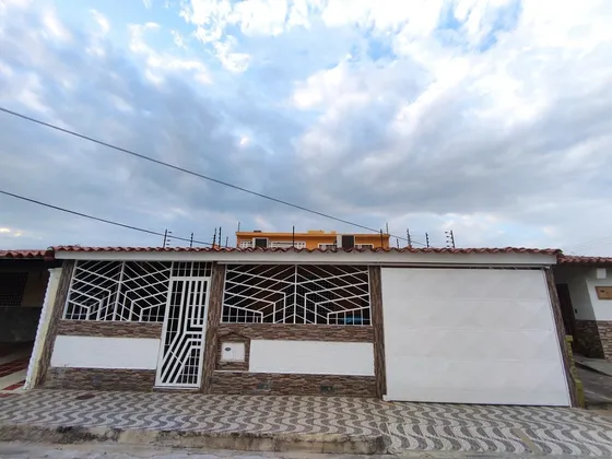 Casa De Dos Niveles En La Urb. El Refugio San Joaquín La Pradera, Amoblado.jgcs