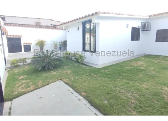 Casa En Venta En Excelente Condiciones Inm Cuenta Con 3 Habitaciones, 2 De Ellas Con Closed, 2 Baños Completos, Un Corredor Amplio, Lavandero, Cuarto De Deposito. Loma Lindas Guacara 25-19427