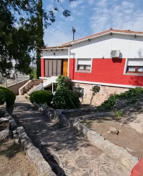 Linda Casa En Carlos Paz En Venta, Con 2.100 Mt2 De Terreno A 12 Cuadras Del Centro,gran Oportunidad