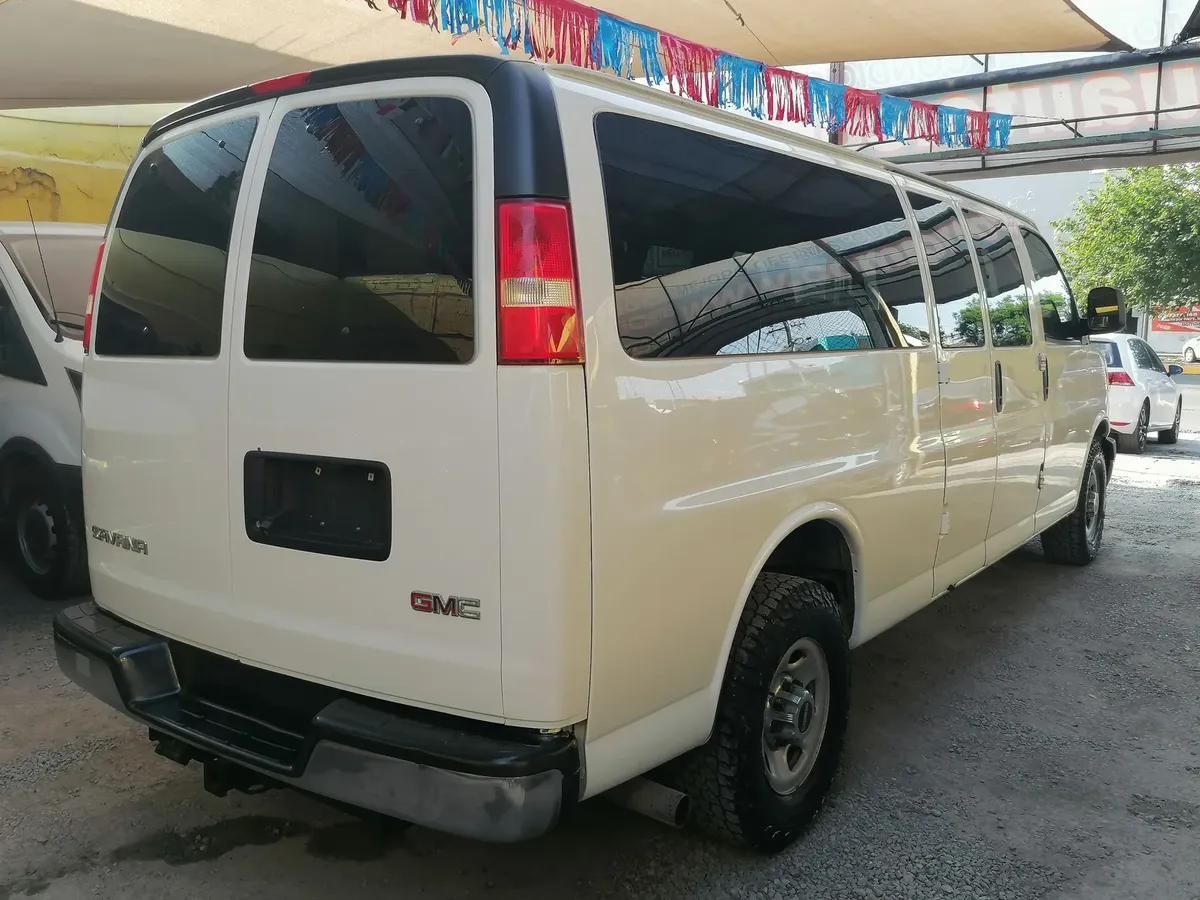 GMC Savanah 3500 Van 2017 15 Pasajeros