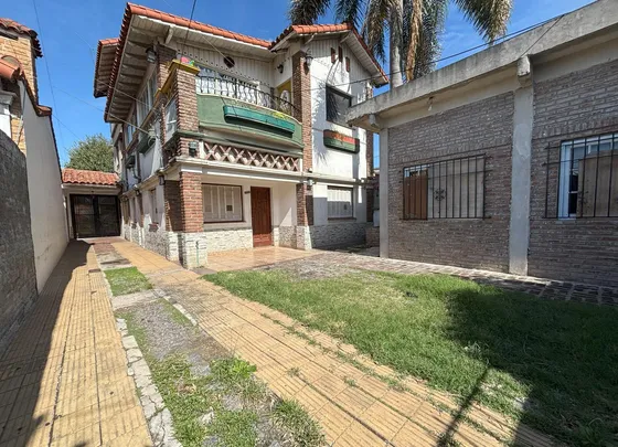 Venta Casa Con Departamentos En Bloque Y Local, Caseros