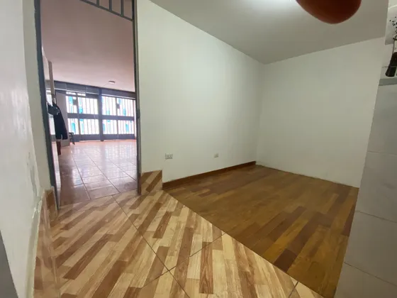 Alquilo Mini Depa En 1er Piso Entrada Independiente Por Sjm. 