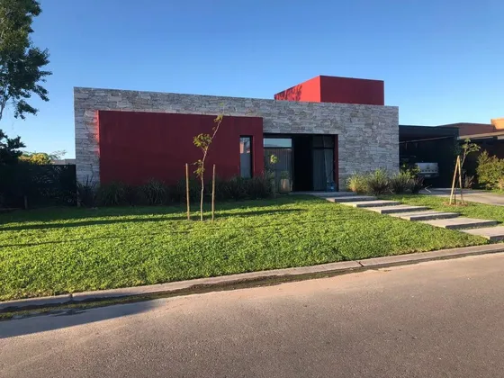 Casa En Venta - 3 Dormitorios 3 Baños - Cocheras - 194mts2 - Escobar