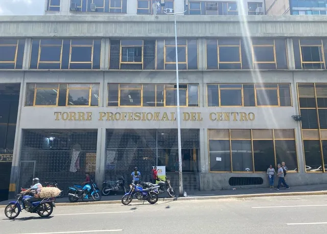 En Alquiler Oficina En La Avenida Lecuna Torre Profesional Del Centro 3 Baños Y 11 Cubiculos