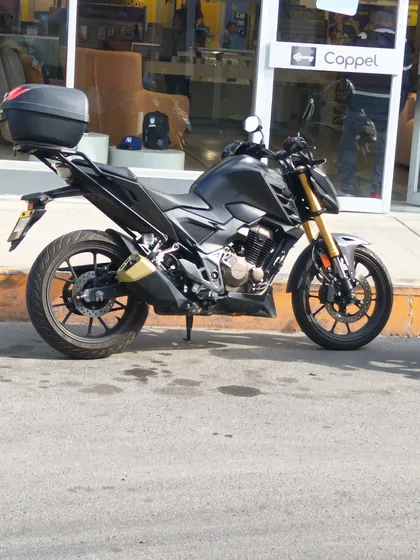 Moto Honda Cb300f Muy Cómoda Como Nueva Sin Falla