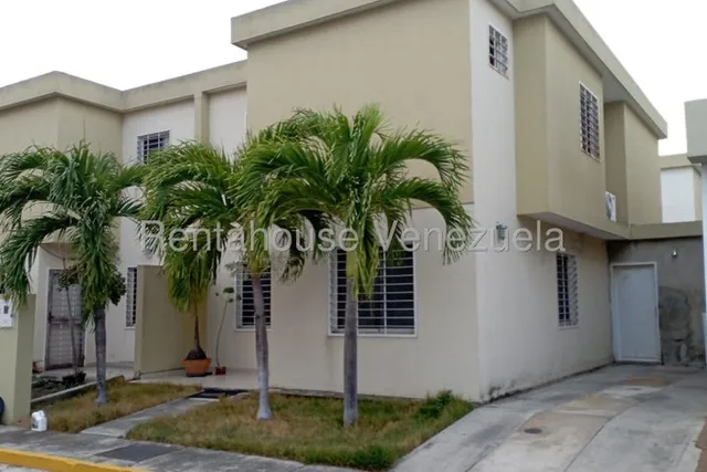 Daniela Linarez Vende Casas Amplia Y Moderna De Dos Niveles En Exclusivo Urbanismo De Cabudare Posee Amplios Espacios Moderna Y Elegante Visitala!                                                      