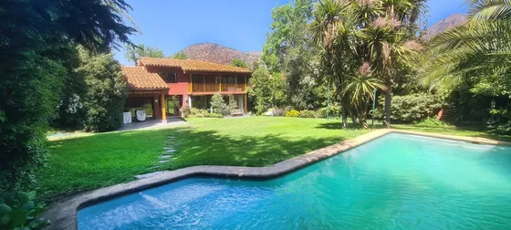 Casa Chilena Con Gran Jardín En Pleno Golf De Manquehue